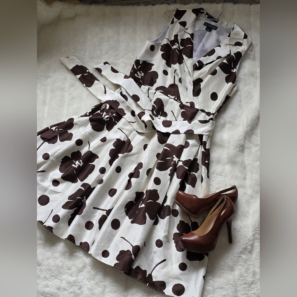 Jessica Howard Brown and White V-Neck Midi Sundress